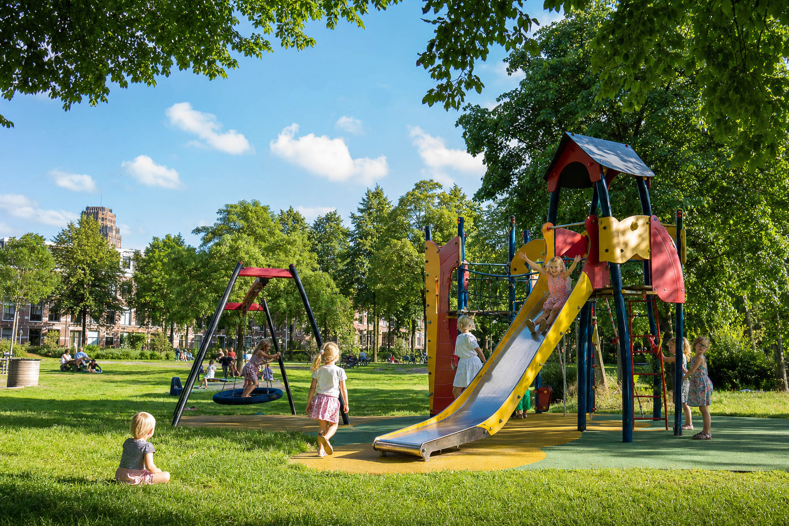 Kinderen spelen in een zonnige speeltuin in Groningen