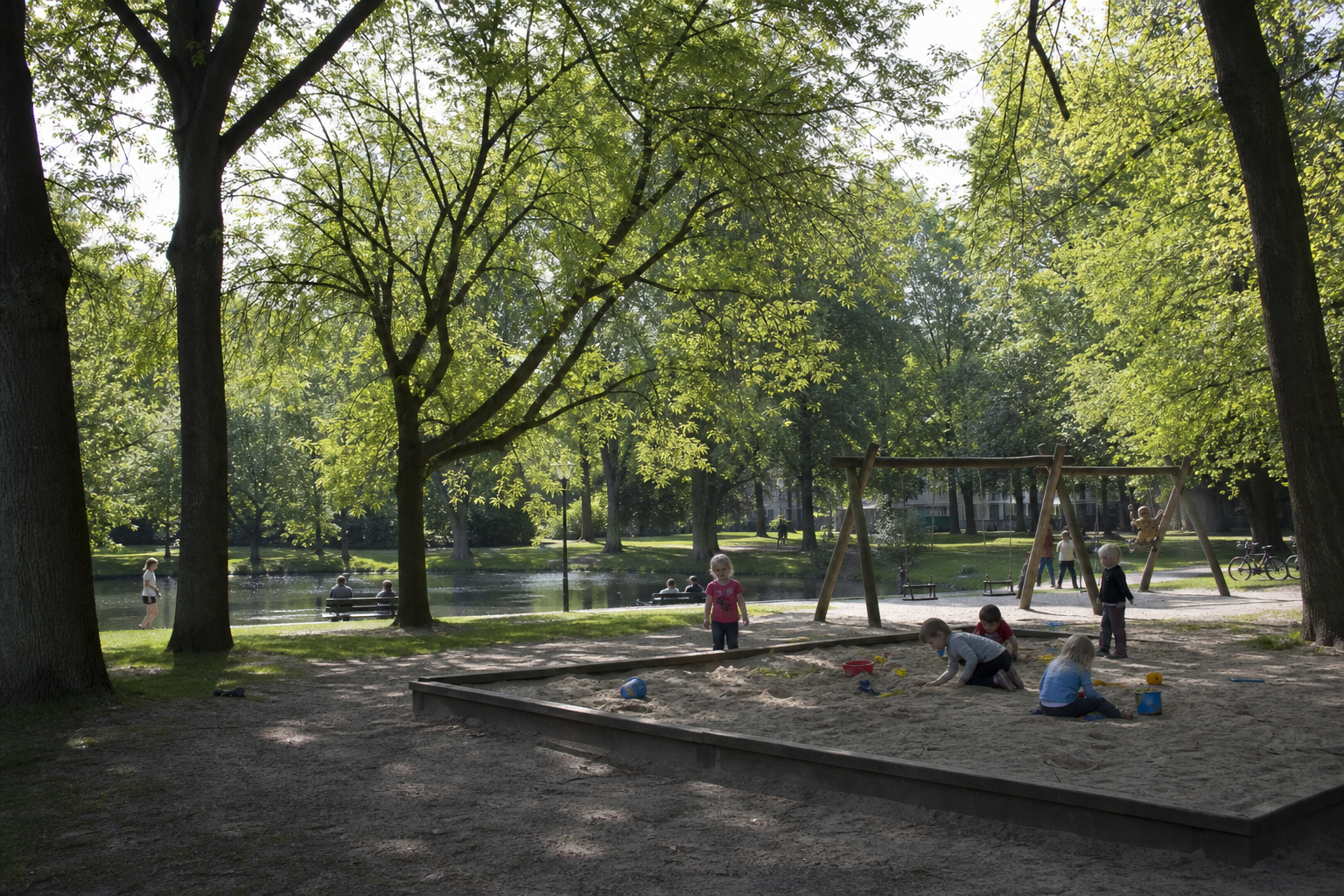 Brede speeltuin met glijbanen in het Stadspark Groningen